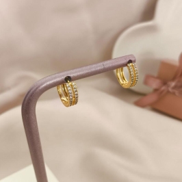 ARGOLA DUPLA VAZADA NO MEIO CRAVEJADA EM MICRO ZIRCONIA ARGOLA DUPLA VAZADA NO MEIO CRAVEJADA EM MICRO ZIRCONIA