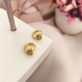 ARGOLA COM CORAÇÃO NA FRENTE CRAVEJADO EM MICRO ZIRCONIA ARGOLA COM CORAÇÃO NA FRENTE CRAVEJADO EM MICRO ZIRCONIA