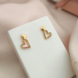 BRINCO COM 2 CORAÇOES 1 BOELADO E OUTRO DE CORAÇÃO VAZADO CRAVAJADO EM MICRO ZIRCONIA COLORIDA BRINCO COM 2 CORAÇOES 1 BOELADO E OUTRO DE CORAÇÃO VAZADO CRAVAJADO EM MICRO ZIRCONIA COLORIDA