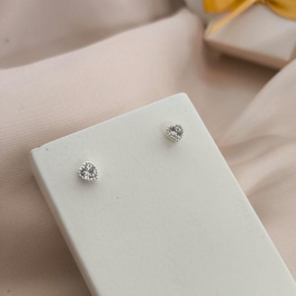 BRINCO DE CORAÇÃO COM PEDRA DE ZIRCONIA NO MEIO E MINI ESFERAS AO REDOR BRINCO DE CORAÇÃO COM PEDRA DE ZIRCONIA NO MEIO E MINI ESFERAS AO REDOR