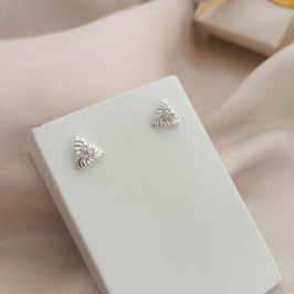 BRINCO TRIANGULO COM 3 PEDRAS DE ZIRCONIA NO MEIO BRINCO TRIANGULO COM 3 PEDRAS DE ZIRCONIA NO MEIO