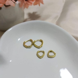 BRINCO DUPLO DE ARGOLAS DE CORAÇÃO LISA BRINCO DUPLO DE ARGOLAS DE CORAÇÃO LISA