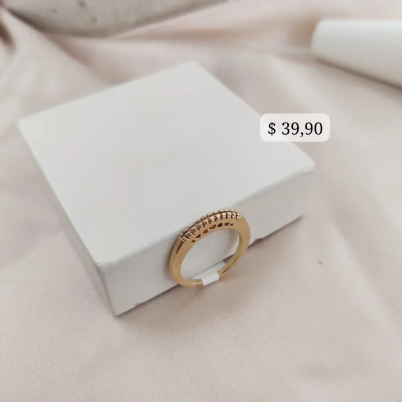 ANEL APARADOR COM DETALHES DE CORAÇÃO VAZADO ANEL APARADOR COM DETALHES DE CORAÇÃO VAZADO