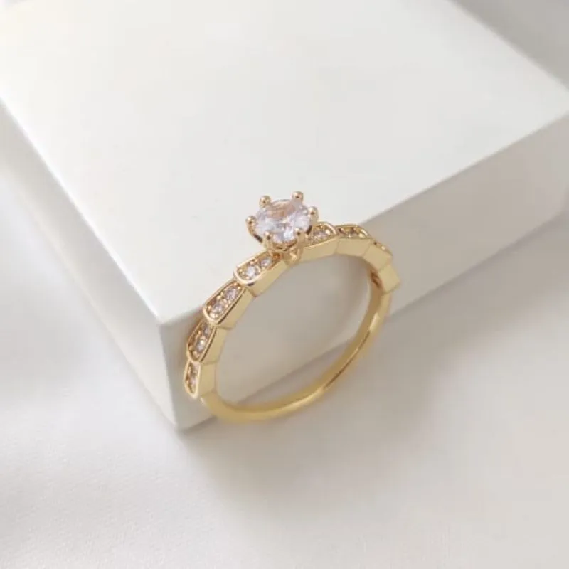 ANEL COM DETALHE RETANGULAR CRAVEJADO E PEDRA SOLITARIA REDONDA