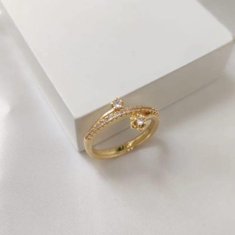 ANEL COM FLOR E PONTO DE LUZ CRAVEJADO EM MICRO ZIRCONIA NO MEIO ANEL COM FLOR E PONTO DE LUZ CRAVEJADO EM MICRO ZIRCONIA NO MEIO