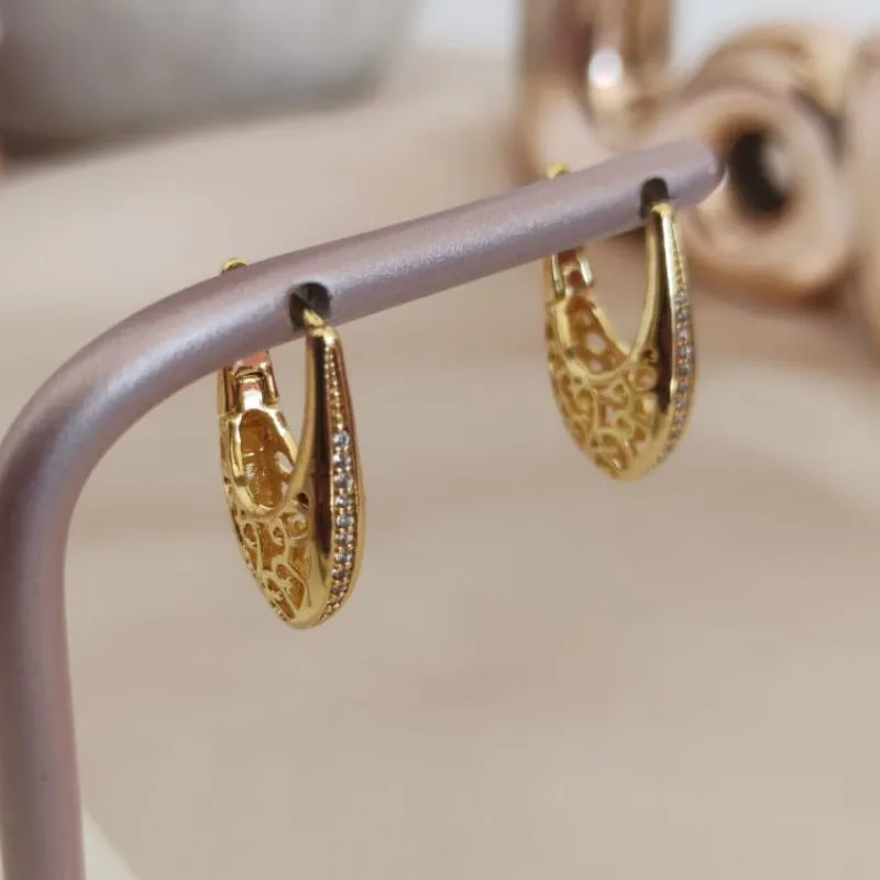 ARGOLA COM DETALHES NAS LATERAIS E CRAVEJADA EM MICRO ZIRCONIA NA FRENTE