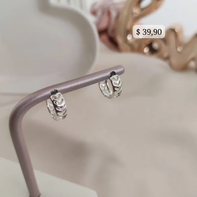 ARGOLA COM DETALHES VAZADOS EM V B. PRATA 925 ARGOLA COM DETALHES VAZADOS EM V B. PRATA 925