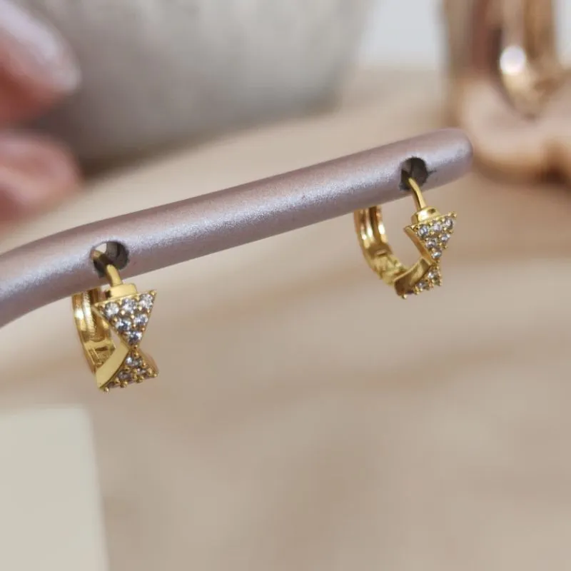 ARGOLA COM LAÇO CRAVEJADO EM MICRO ZIRCONIA ARGOLA COM LAÇO CRAVEJADO EM MICRO ZIRCONIA