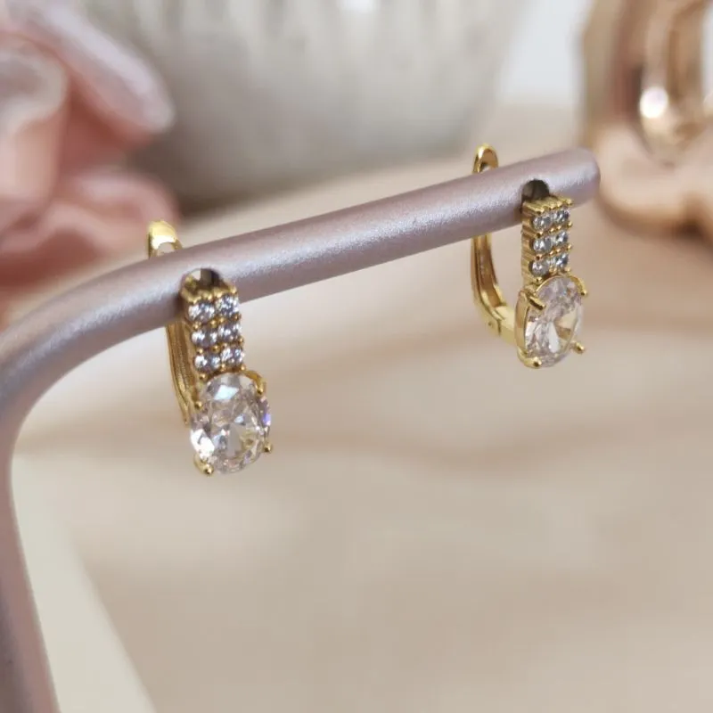 ARGOLA COM PEDRA DE ZIRCONIA OVAL E CRAVEJADO EM MICRO ZIRCONIA ARGOLA COM PEDRA DE ZIRCONIA OVAL E CRAVEJADO EM MICRO ZIRCONIA