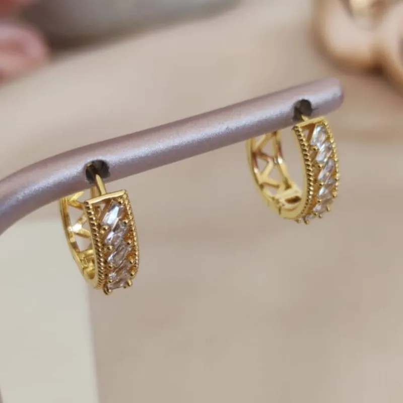 ARGOLA COM PEDRAS DE ZIRCONIA RETANGULAR NA VERTICAL