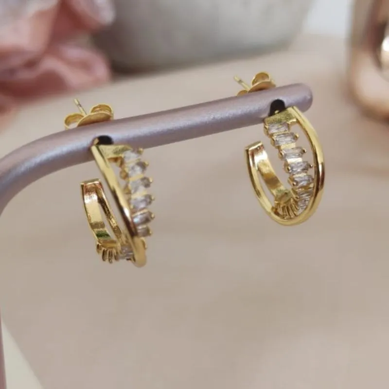 ARGOLA CRAVEJADO EM MICRO ZIRCONIA RETANGULAR COM FIO LISO