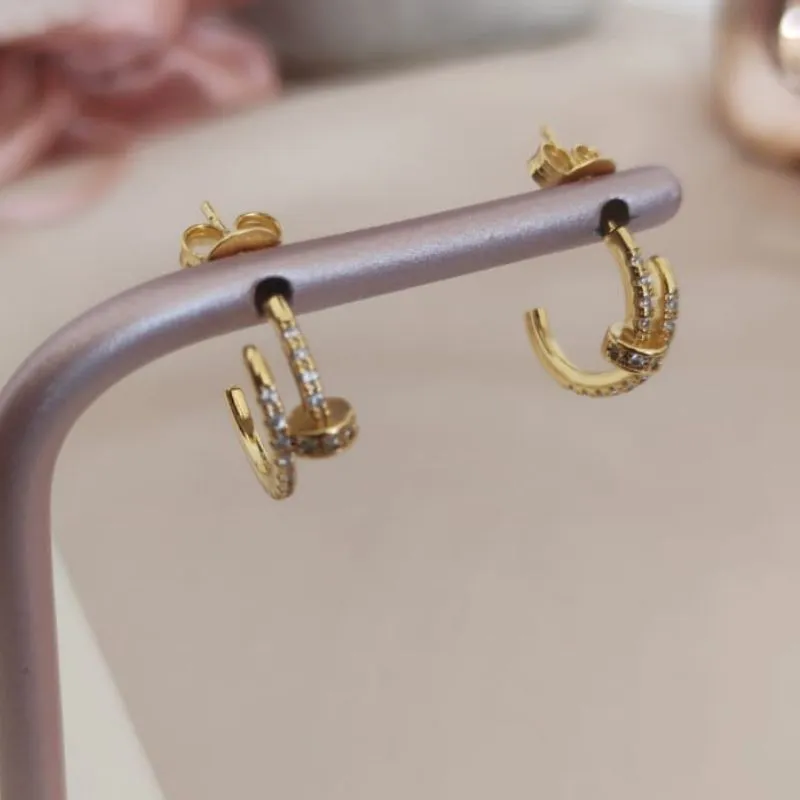 ARGOLA EM FORMA DE PREGO CRAVEJADO EM MICRO ZIRCONIA