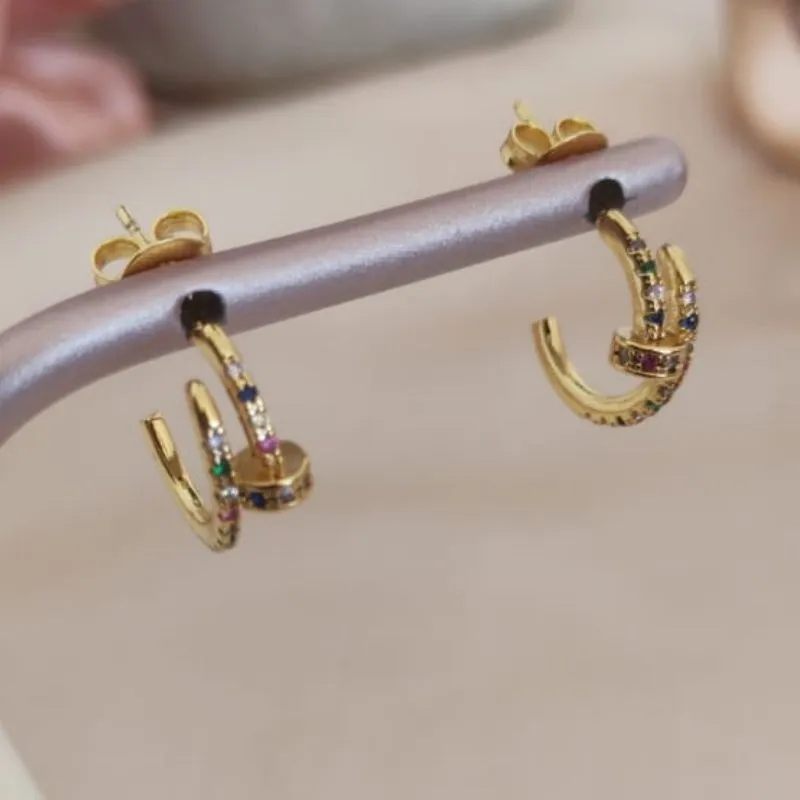 ARGOLA EM FORMA DE PREGO CRAVEJADO EM MICRO ZIRCONIA COLORIDAS