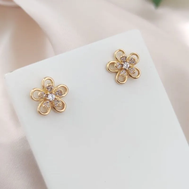 BRINCO EM FORMA DE FLOR VAZADA E CRAVEJADA COM ZIRCONIA BRINCO EM FORMA DE FLOR VAZADA E CRAVEJADA COM ZIRCONIA