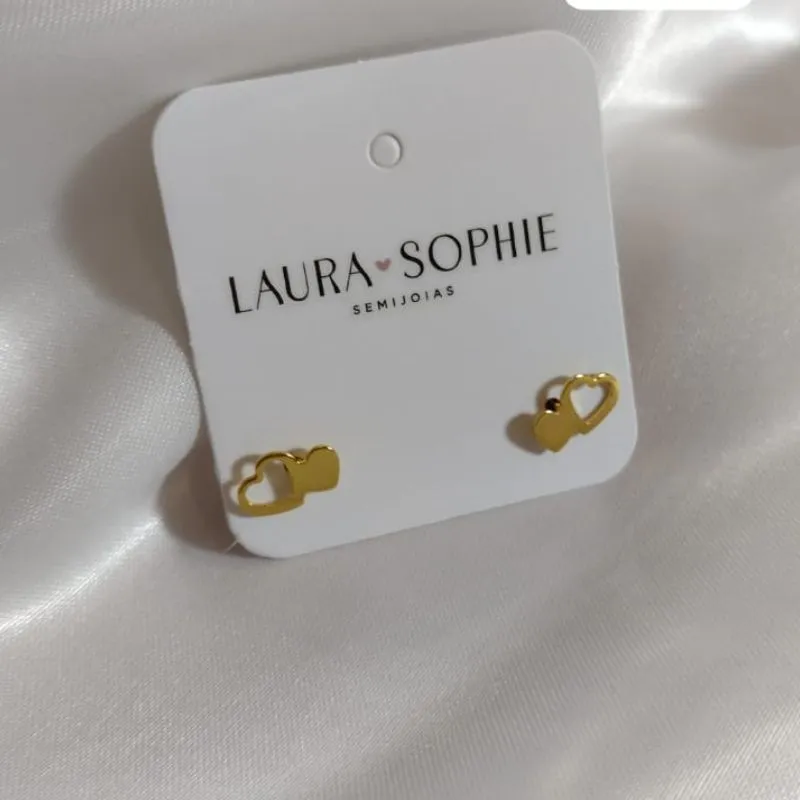 BRINCO 2 CORAÇÕES UM VAZADO E OURO PLACA BRINCO 2 CORAÇÕES UM VAZADO E OURO PLACA