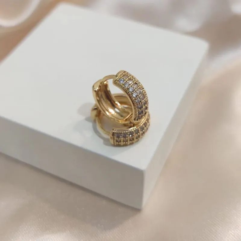 BRINCO ARGOLA COM 3 FILA DE ZIRCONIA 14MM BRINCO ARGOLA COM 3 FILA DE ZIRCONIA 14MM