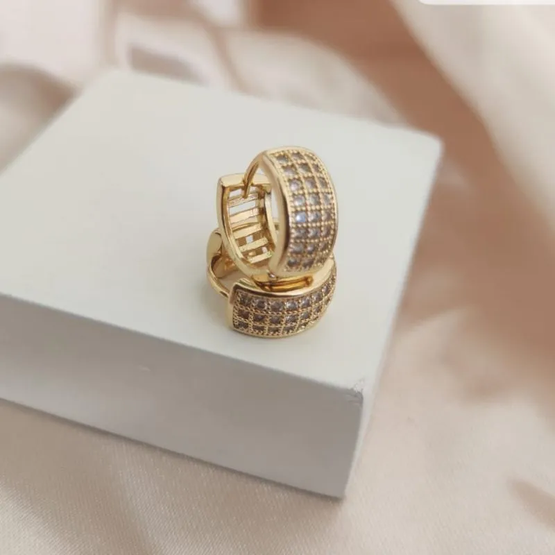 BRINCO ARGOLA COM 3 FILAS DE ZIRCONIA 14mm BRINCO ARGOLA COM 3 FILAS DE ZIRCONIA 14mm