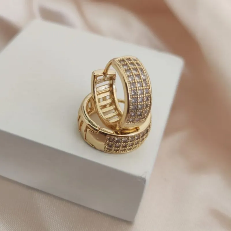 BRINCO ARGOLA COM 3 FILAS DE ZIRCONIA 17mm BRINCO ARGOLA COM 3 FILAS DE ZIRCONIA 17mm