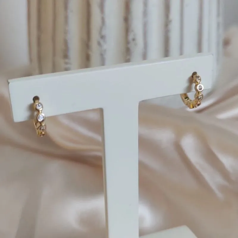 BRINCO ARGOLA COM DETALHES REDONDO NA ZIRCONIA P BRINCO ARGOLA COM DETALHES REDONDO NA ZIRCONIA P