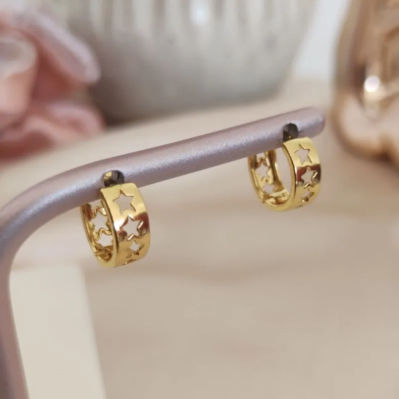 BRINCO ARGOLA COM ESTRELAS VAZADAS BRINCO ARGOLA COM ESTRELAS VAZADAS