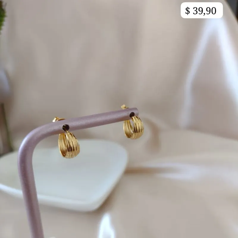 BRINCO ARGOLA COM LISTRAS NA FRENTE 12MM BRINCO ARGOLA COM LISTRAS NA FRENTE 12MM