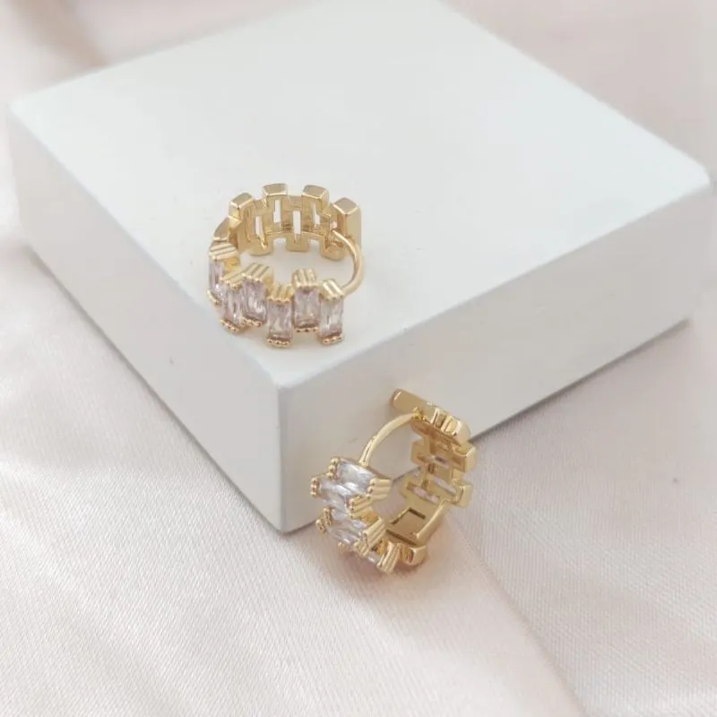 BRINCO ARGOLA COM PEDRAS DE ZIRCONIA RETANGULAR DESALINHADAS