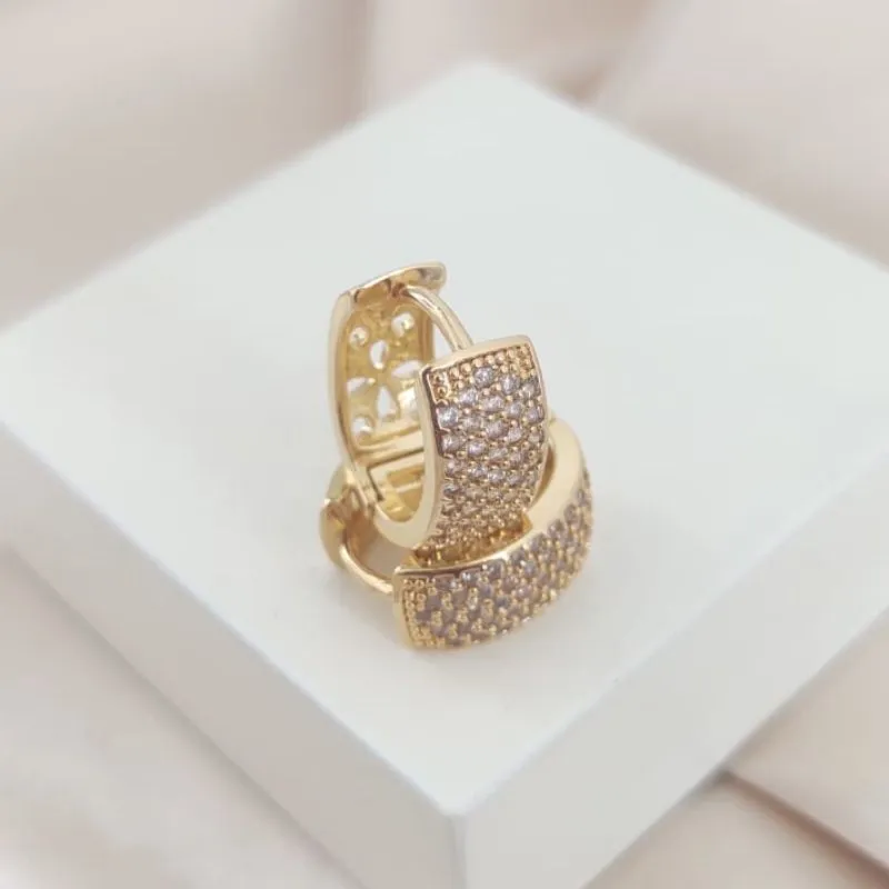 BRINCO ARGOLA CRAVEJADA COM 5 FOLAS DE ZIRCONIA