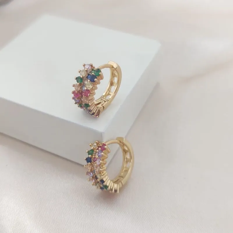 BRINCO ARGOLA DETALHADA COM BAIXA NO MEIO  CRAVEJADA EM MICRO ZIRCONIA COLORIDA G BRINCO ARGOLA DETALHADA COM BAIXA NO MEIO  CRAVEJADA EM MICRO ZIRCONIA COLORIDA G