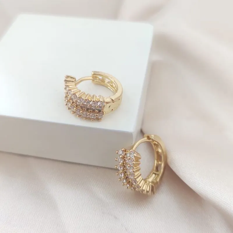 BRINCO ARGOLA DETALHADA COM BAIXA NO MEIO  CRAVEJADA EM MICRO ZIRCONIA G BRINCO ARGOLA DETALHADA COM BAIXA NO MEIO  CRAVEJADA EM MICRO ZIRCONIA G