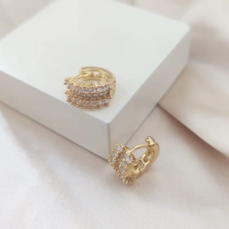 BRINCO ARGOLA DETALHADA COM BAIXA NO MEIO CRAVEJADA EM MICRO ZIRCONIA M BRINCO ARGOLA DETALHADA COM BAIXA NO MEIO CRAVEJADA EM MICRO ZIRCONIA M