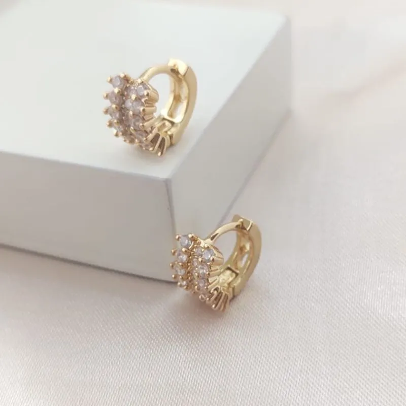 BRINCO ARGOLA DETALHADA COM BAIXA NO MEIO  CRAVEJADA EM MICRO ZIRCONIA P BRINCO ARGOLA DETALHADA COM BAIXA NO MEIO  CRAVEJADA EM MICRO ZIRCONIA P