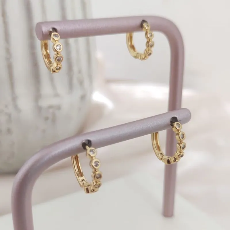 BRINCO ARGOLA DUPLA COM DETALHES REDONDO NA ZIRCONIA BRINCO ARGOLA DUPLA COM DETALHES REDONDO NA ZIRCONIA