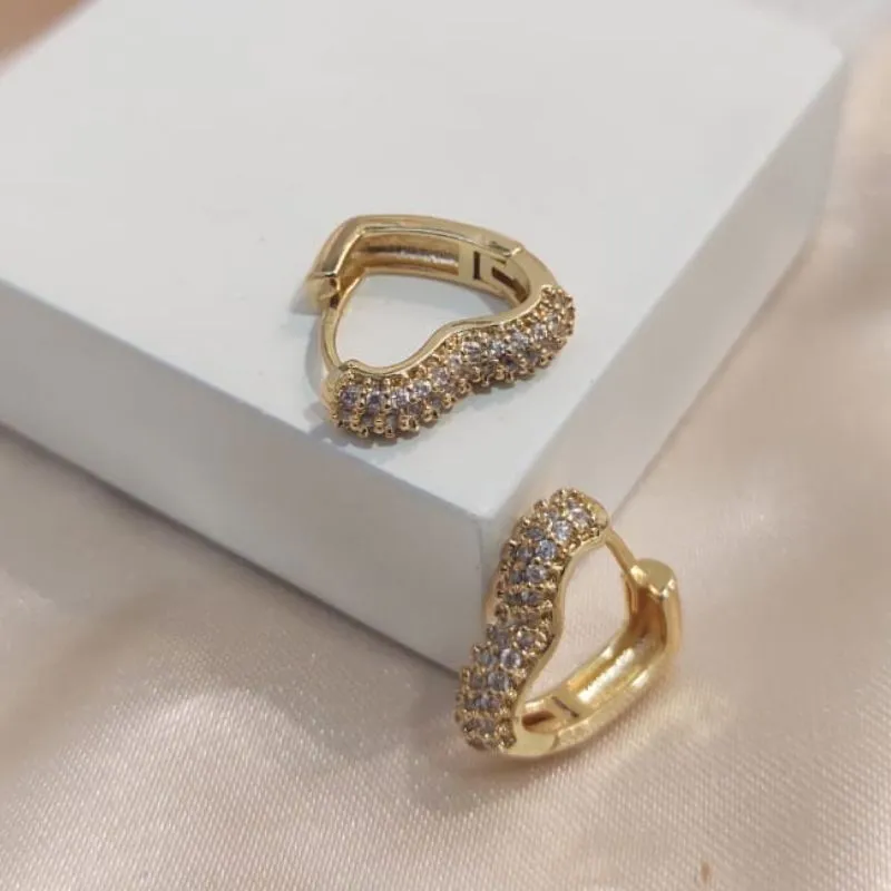 BRINCO ARGOLA FORMA DE CORAÇÃO COM 3 FILA DE ZIRCONIA G