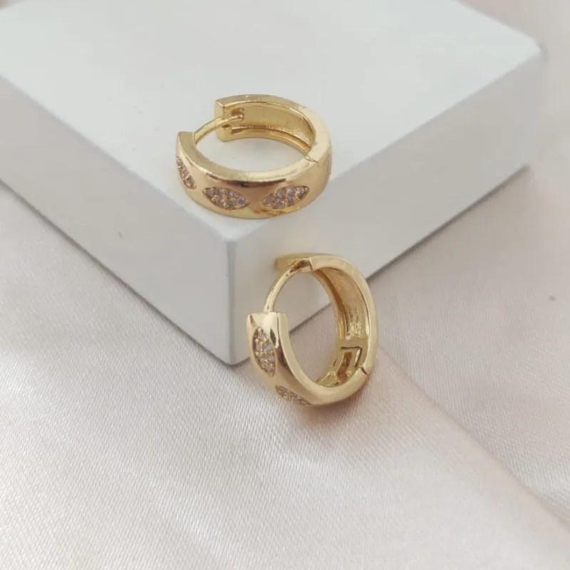 BRINCO ARGOLA LISA COM DETALHE OVEL DENTRO CRAVEJADA EM MICRO ZIRCONIA