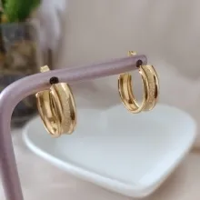 BRINCO ARGOLA LISA E DETALHES FOSCO NO MEIO 18MM