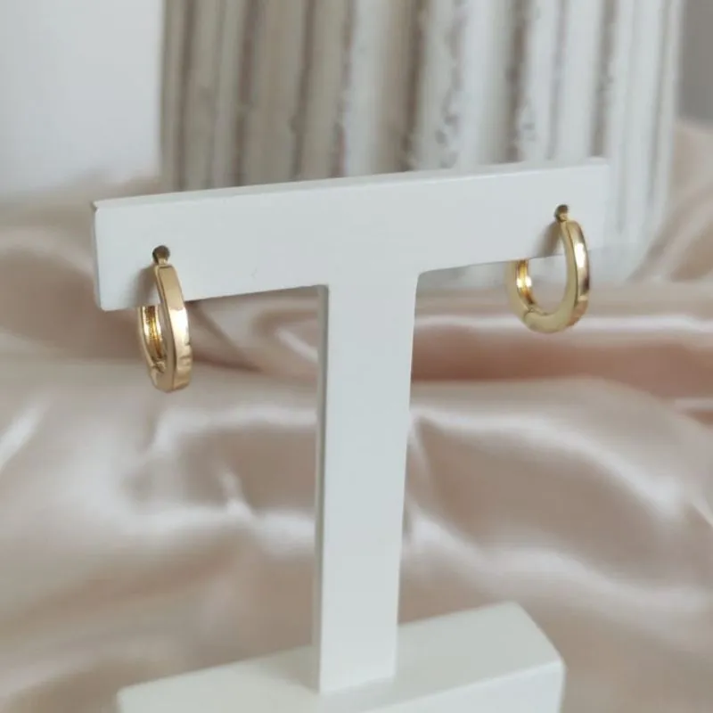 BRINCO ARGOLA LISA FORMA DE GOTA M