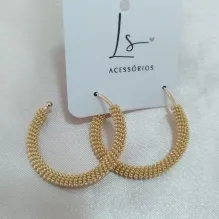 BRINCO ARGOLA TRANÇADA AO REDOR COM ARO POR DENTRO