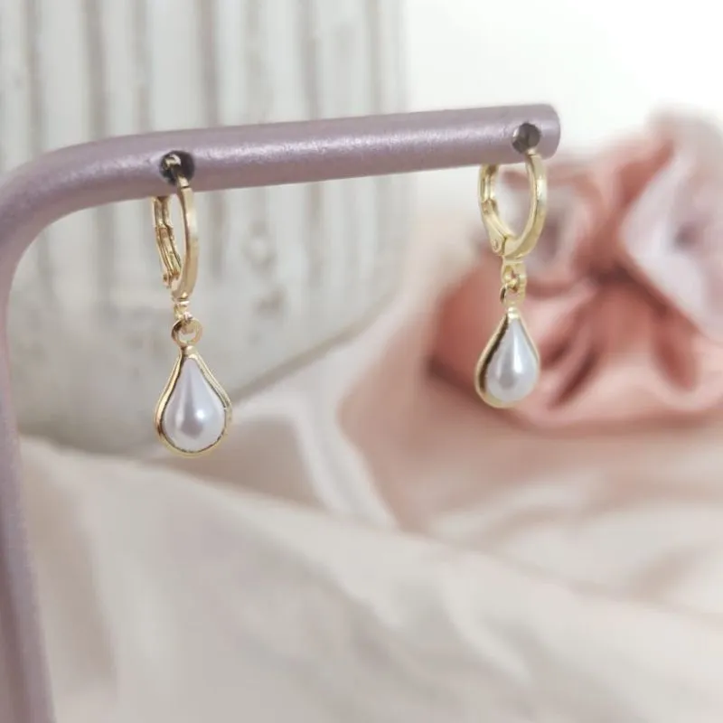 BRINCO ARTICULADOR COM PEROLA EM FORMA DE GOTA BRINCO ARTICULADOR COM PEROLA EM FORMA DE GOTA