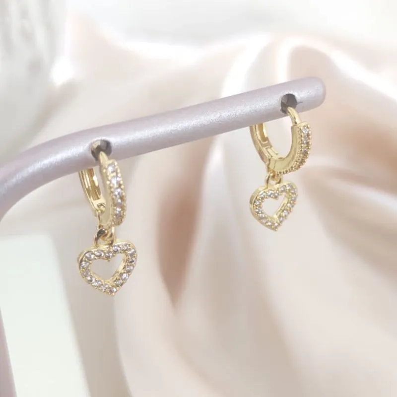 BRINCO ARTICULADOR CORAÇÃO VAZADO CRAVEJADO EM MICRO ZIRCONIA BRINCO ARTICULADOR CORAÇÃO VAZADO CRAVEJADO EM MICRO ZIRCONIA