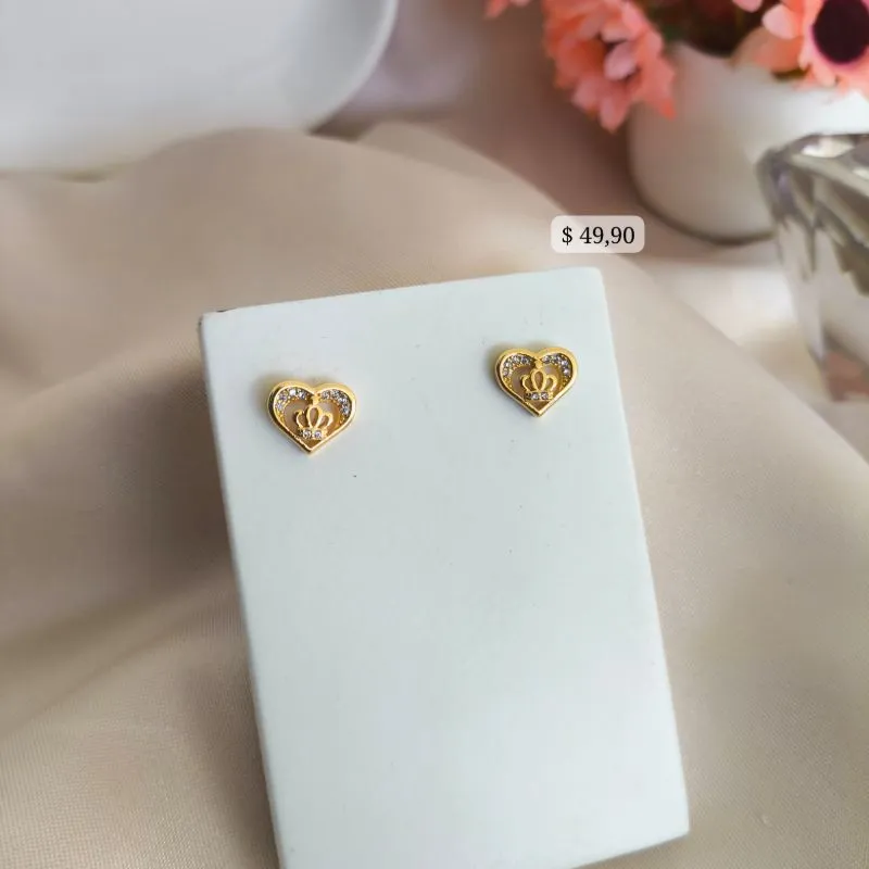 BRINCO CORAÇÃO COM COROA NO MEIO CRAVEJADO EM MICRO ZIRCONIA BRINCO CORAÇÃO COM COROA NO MEIO CRAVEJADO EM MICRO ZIRCONIA