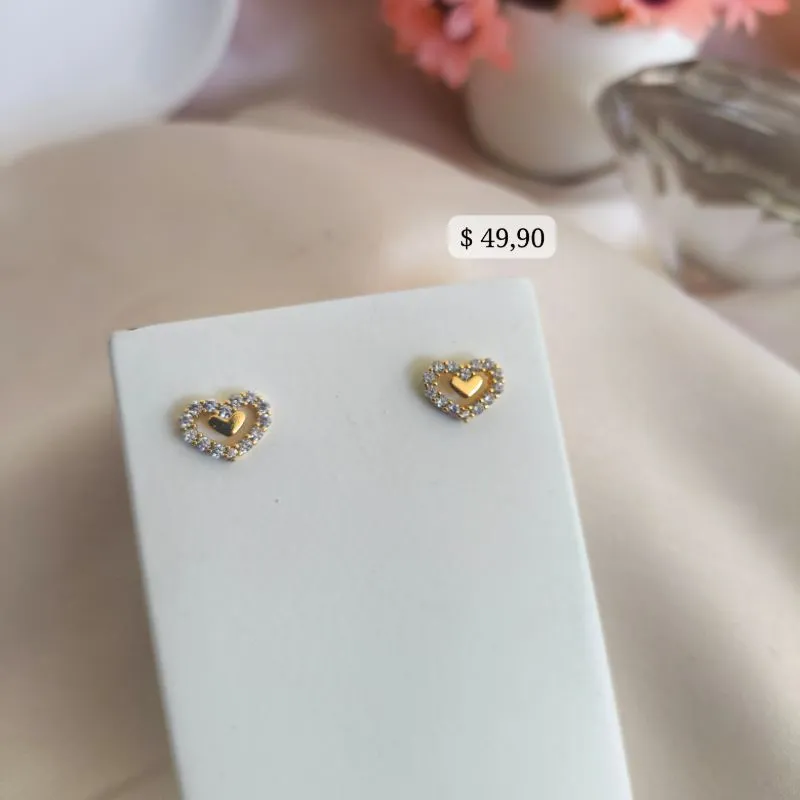 BRINCO CORAÇÃO CRAVEJADO EM MICRO ZIROCNIA E PLACA DE CORAÇÃO NO MEIO BRINCO CORAÇÃO CRAVEJADO EM MICRO ZIROCNIA E PLACA DE CORAÇÃO NO MEIO