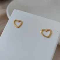 BRINCO CORAÇÃO FOSCO VAZADO BRINCO CORAÇÃO FOSCO VAZADO