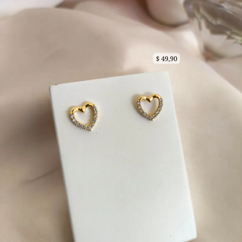 BRINCO CORAÇÃO LISO NA PARTE DE CIMA E CRAVEJADO NA PARTE DE BAIXO