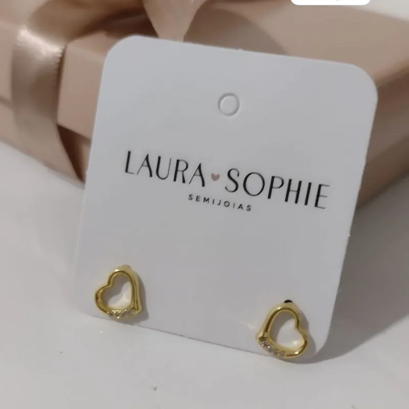 BRINCO CORAÇÃO VAZADO COM 3 PEDRAS DE ZIRCONIA BRINCO CORAÇÃO VAZADO COM 3 PEDRAS DE ZIRCONIA