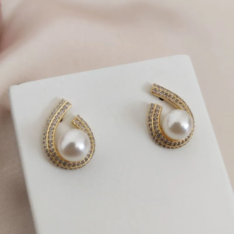 BRINCO CRAVEJADO EM MICRO ZIRCONIA COM PEROLA NO CENTRO BRINCO CRAVEJADO EM MICRO ZIRCONIA COM PEROLA NO CENTRO