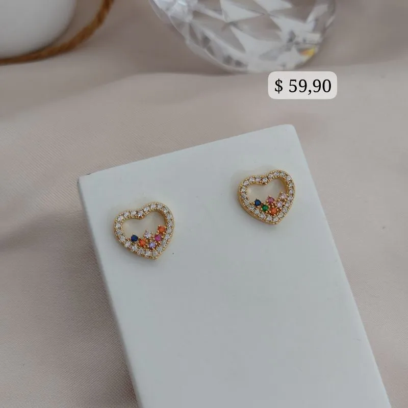 BRINCO DE CORAÇÃO AO REDOR CRAVEJADO EM MICRO ZIRCONIA E NO MEIO CRAVEJADO EM MICRO ZIRCONIA COLORIDAS BRINCO DE CORAÇÃO AO REDOR CRAVEJADO EM MICRO ZIRCONIA E NO MEIO CRAVEJADO EM MICRO ZIRCONIA COLORIDAS