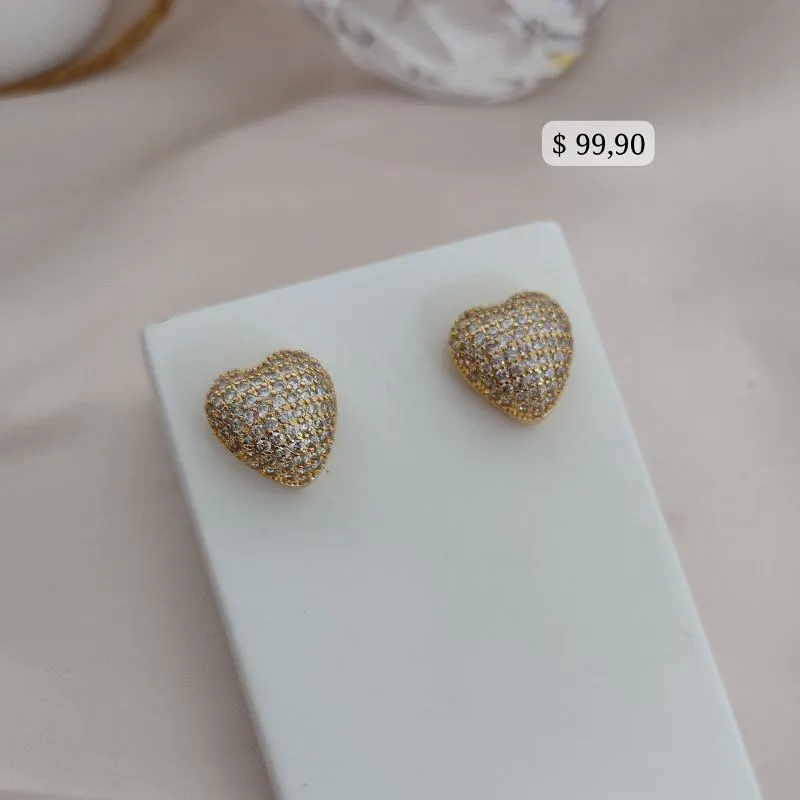 BRINCO DE CORAÇÃO BOLEADO CRAVEJADO EM MICRO ZIRCONIA BRINCO DE CORAÇÃO BOLEADO CRAVEJADO EM MICRO ZIRCONIA