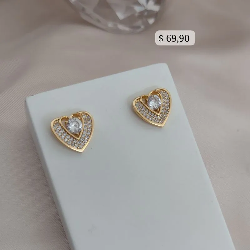 BRINCO DE CORAÇÃO COM PEDRA NO MEI OE CRAVEJADO EM MICRO ZIRCONIA AO REDOR BRINCO DE CORAÇÃO COM PEDRA NO MEI OE CRAVEJADO EM MICRO ZIRCONIA AO REDOR