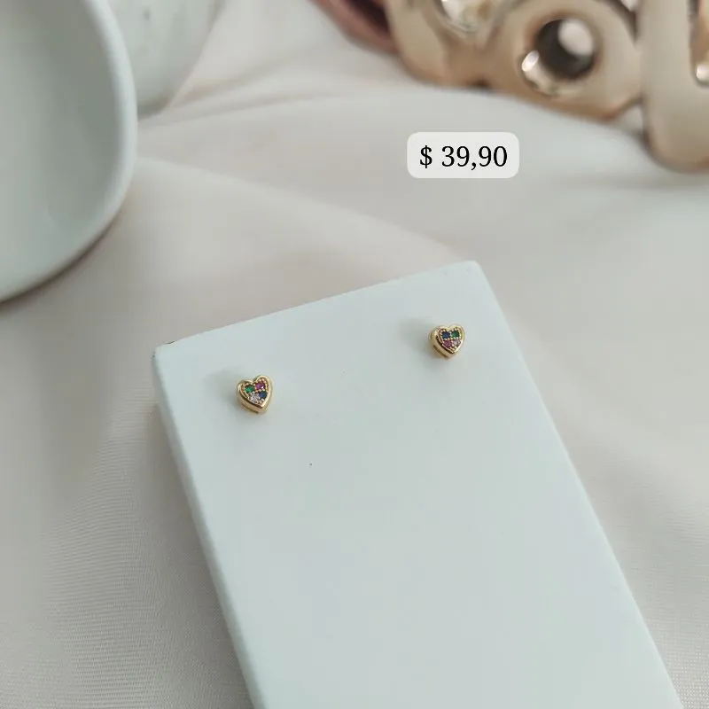 BRINCO DE CORAÇÃO COM PEDRAS DE ZIRCONIA COLORIDAS COM BORDAS