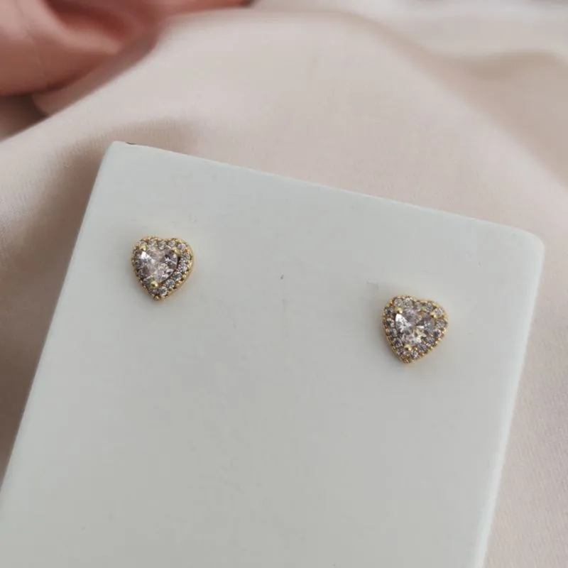 BRINCO DE CORAÇÃO CRAVEJADO EM MICRO ZIRCONIA E PEDRA DE ZIRCONIA NO CENTRO